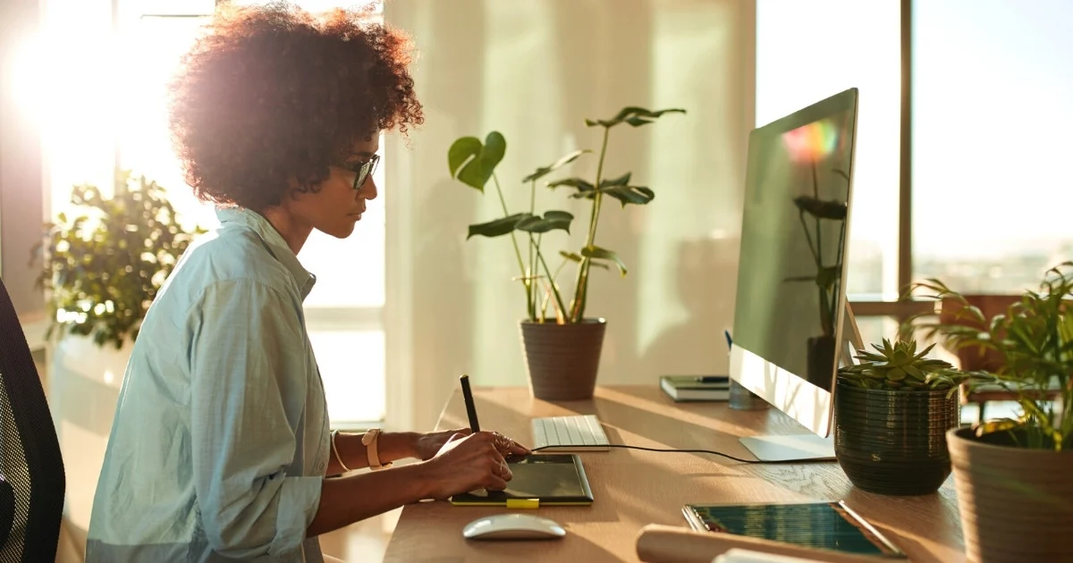 Infografis perbandingan PIM Services dan Manajemen Katalog Manual