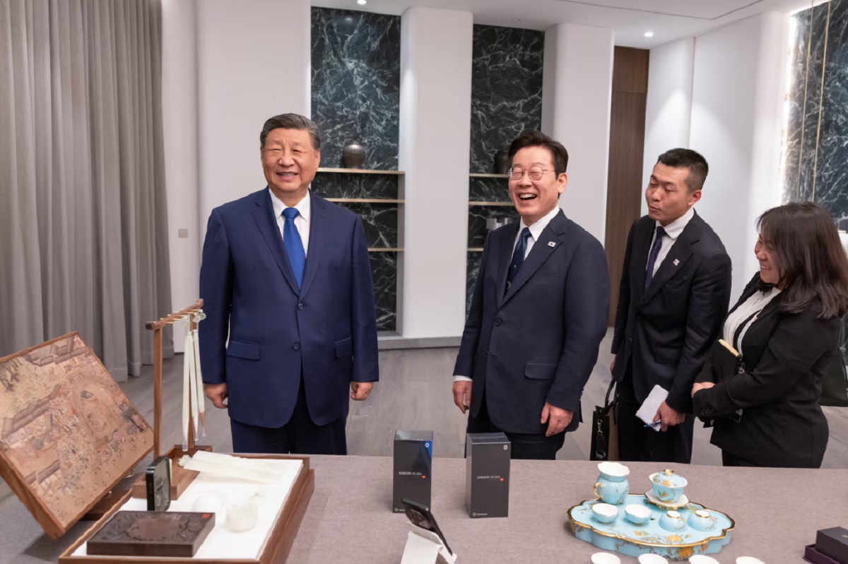 Presiden Xi Jinping dan Presiden Lee Jae Myung saat pertukaran hadiah teknologi, menyoroti keamanan ponsel diplomatik
