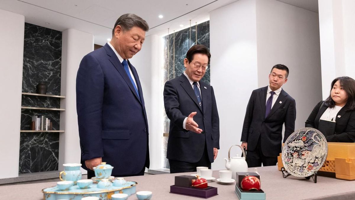Presiden Lee Jae Myung memberikan hadiah tradisional kepada Xi Jinping, di tengah isu keamanan ponsel diplomatik