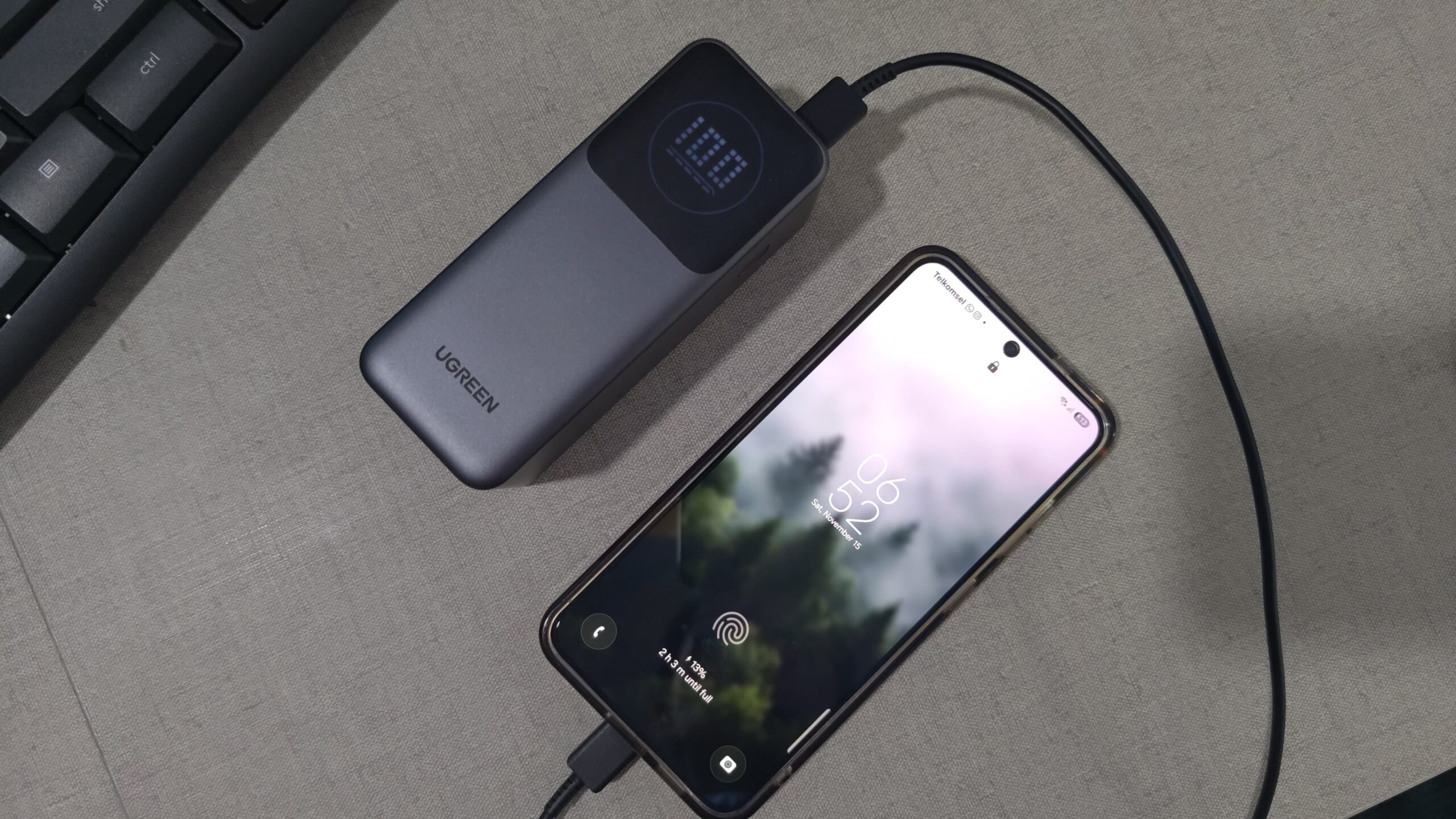 Power bank UGREEN Nexode 12000mAh digunakan untuk mengisi daya saat perjalanan jauh