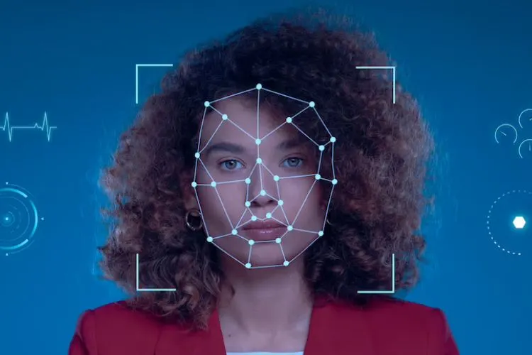 Ilustrasi ancaman siber yang menargetkan data biometrik, menunjukkan kunci gembok dengan ikon wajah dan simbol peretasan.