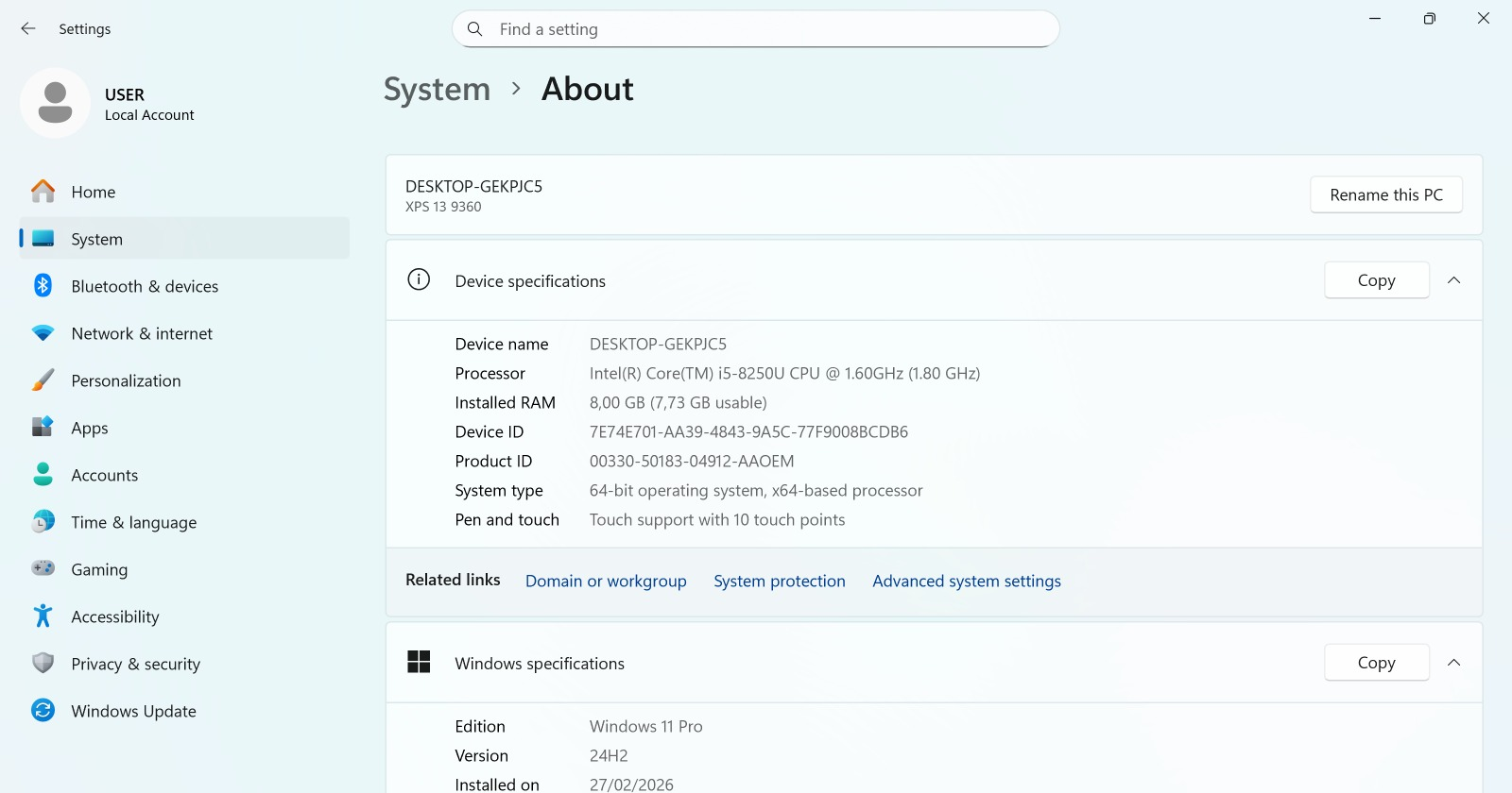Seorang pengguna laptop Dell XPS 13 dengan RAM 8 GB menjalankan beberapa aplikasi