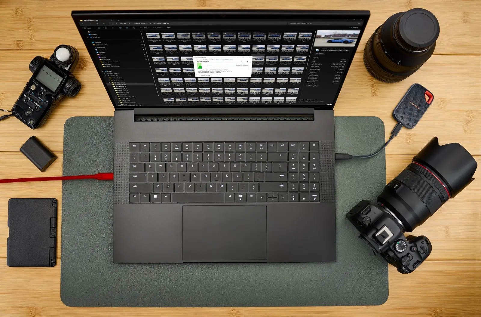 Kreator menggunakan SanDisk SSD Portable untuk editing video