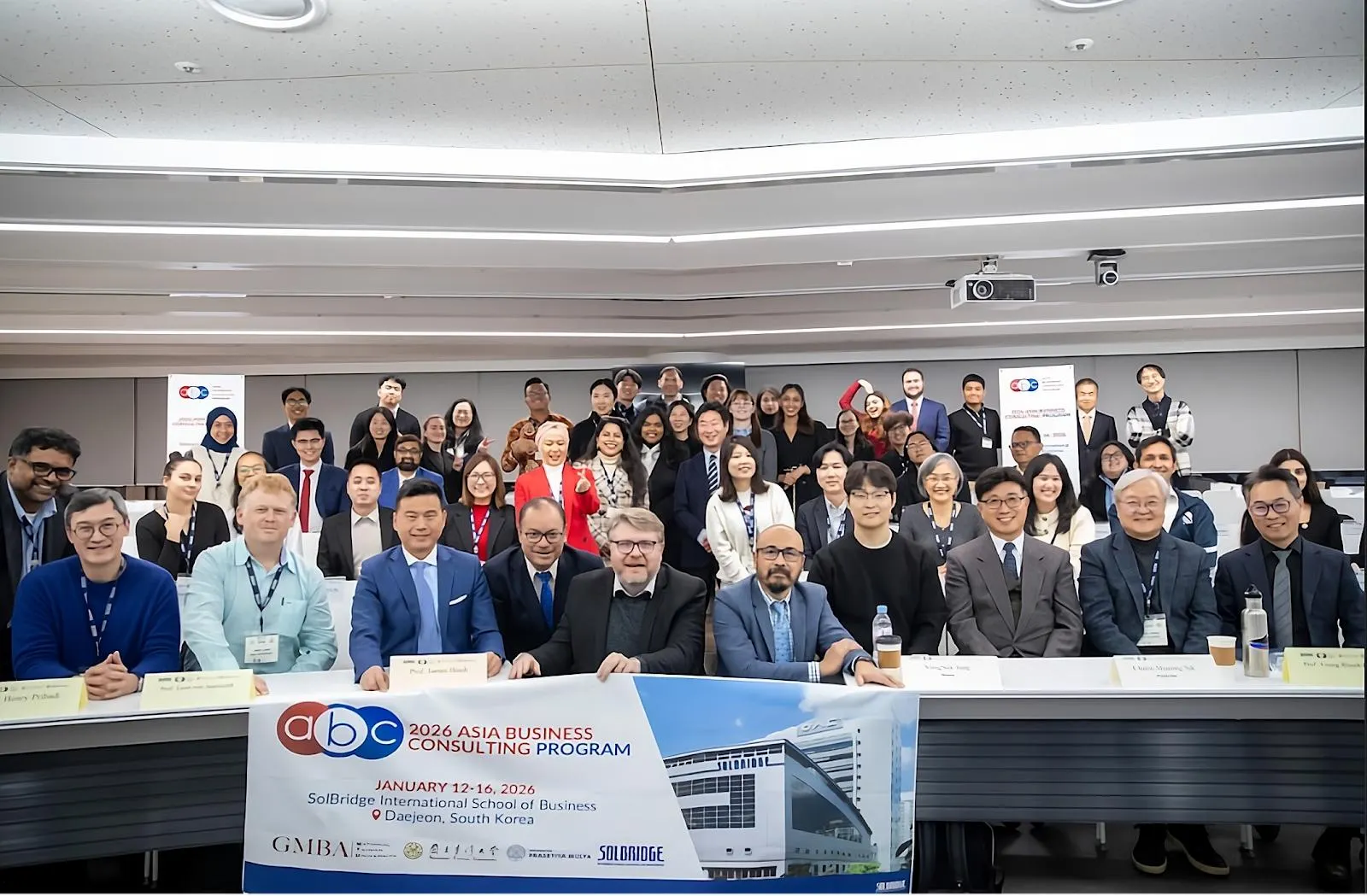 Asia Business Case Program – Pengalaman Imersi Bisnis Global Mahasiswa Prasmul 3 Mahasiswa Prasetiya Mulya dan mitra internasional berfoto bersama dalam Asia Business Case Program