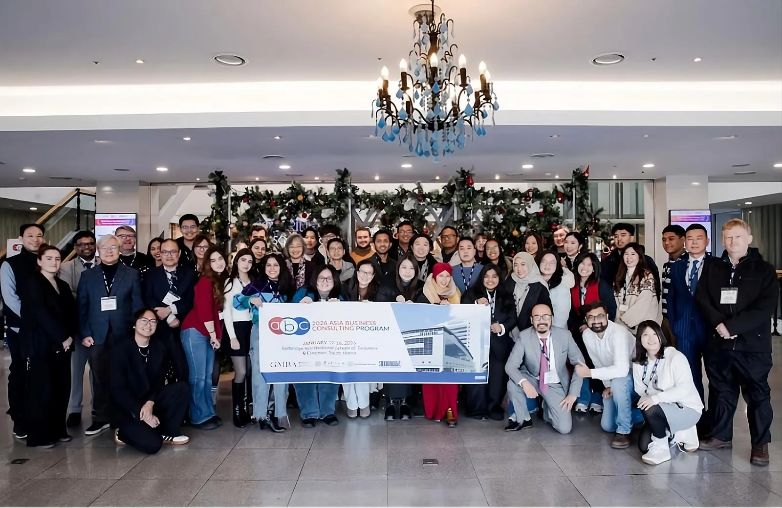 Asia Business Case Program – Pengalaman Imersi Bisnis Global Mahasiswa Prasmul 2 Mahasiswa Program Magister Prasetiya Mulya berdiskusi dalam Asia Business Case Program