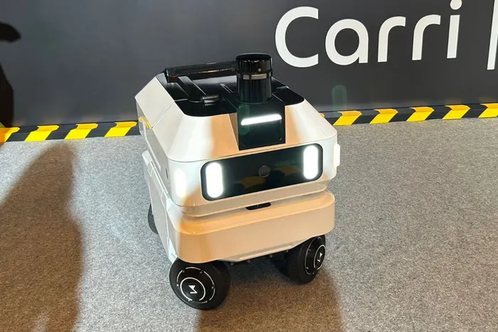 Robot Carri sedang mengantarkan pesanan dengan kompartemen tertutup