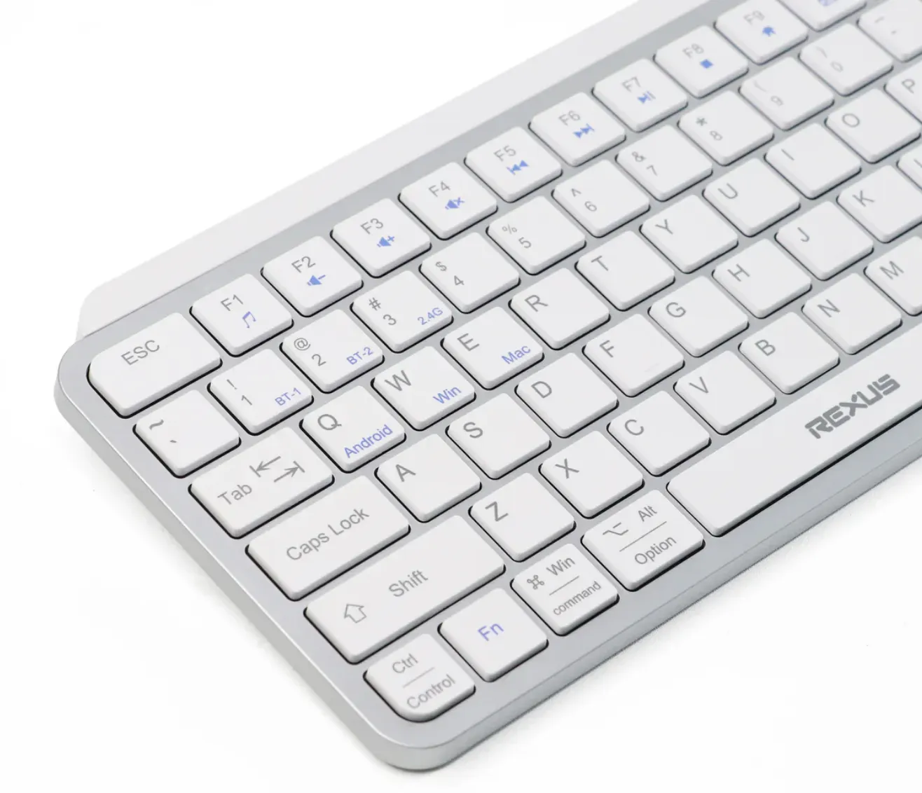 Keyboard Minimalis Low Profile Rexus KL100 - Solusi Meja Kerja Rapi & Produktif 2 Keyboard Rexus KL100 dengan desain minimalis low profile di meja kerja yang rapi