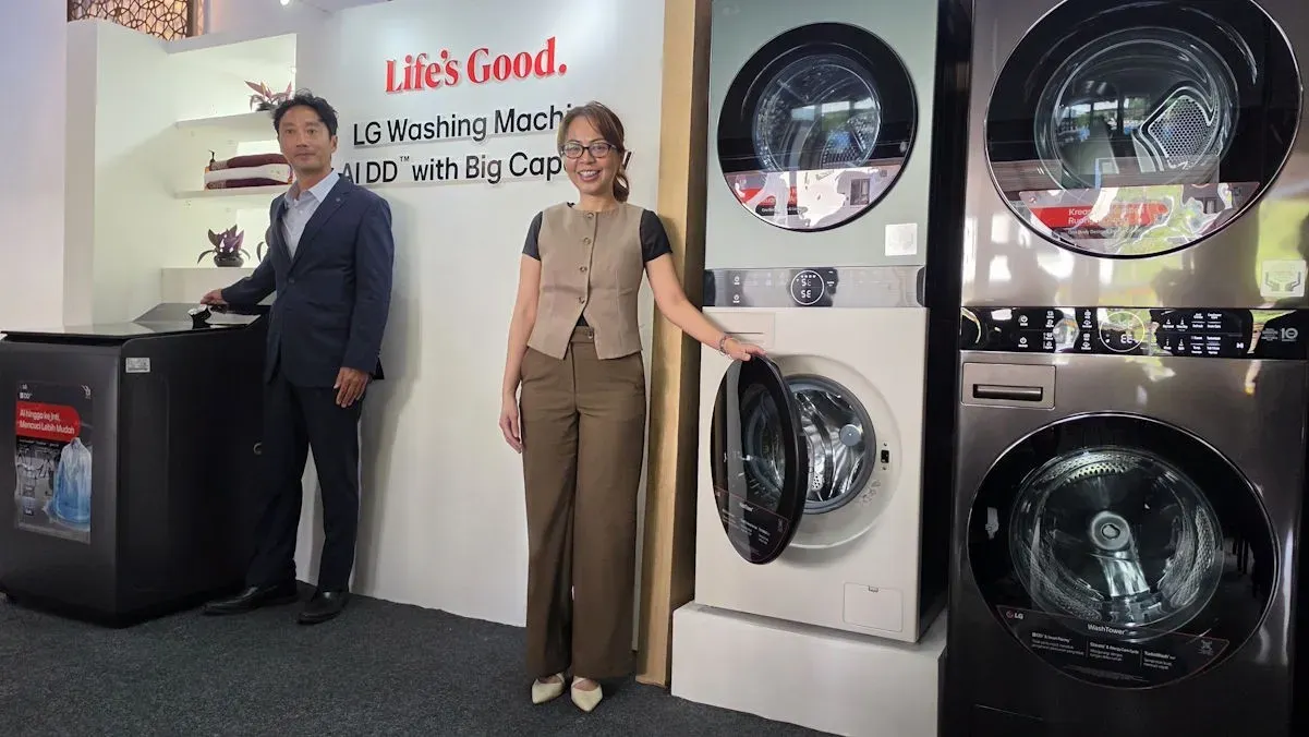 LG WashTower dengan panel kontrol tengah dan desain modern