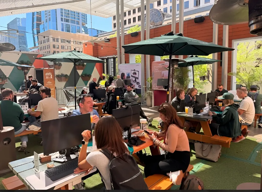 Konsep Work on Wheels Logitech di dalam kendaraan listrik masa depan