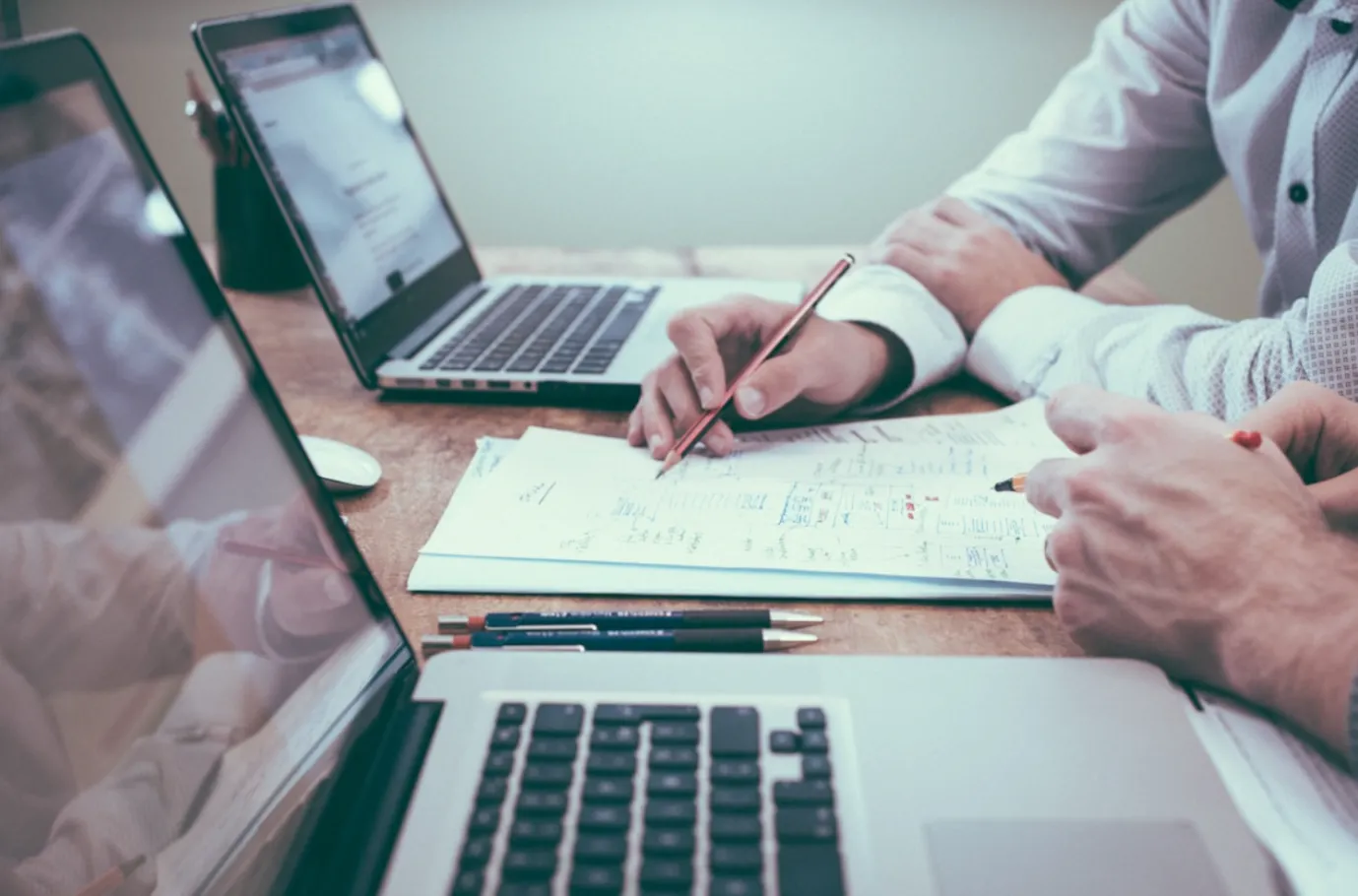 Ilustrasi teknologi kecerdasan buatan (AI) yang modern dan inovatif