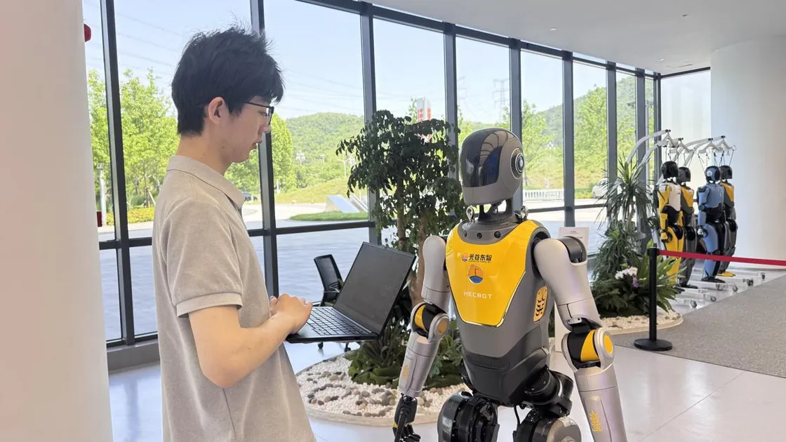 Pabrik di China memproduksi massal robot humanoid
