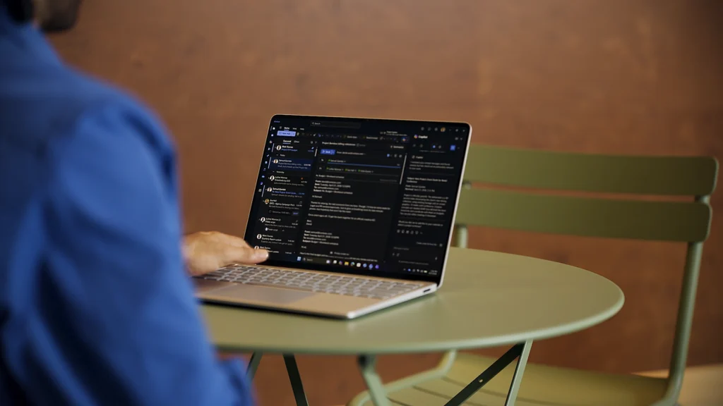 Kontradiksi Microsoft RAM Windows 11 AI - Surface 8GB: Premium yang Bertentangan? 2 Detail Surface Laptop 13 for Business